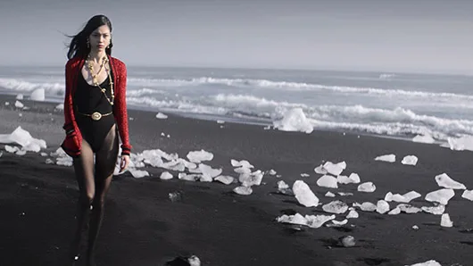 НОВАТА КОЛЕКЦИЯ НА „СЕН ЛОРАН“ Е ВДЪХНОВЕНА ОТ СРЕБЪРНИЯ ВЯТЪР