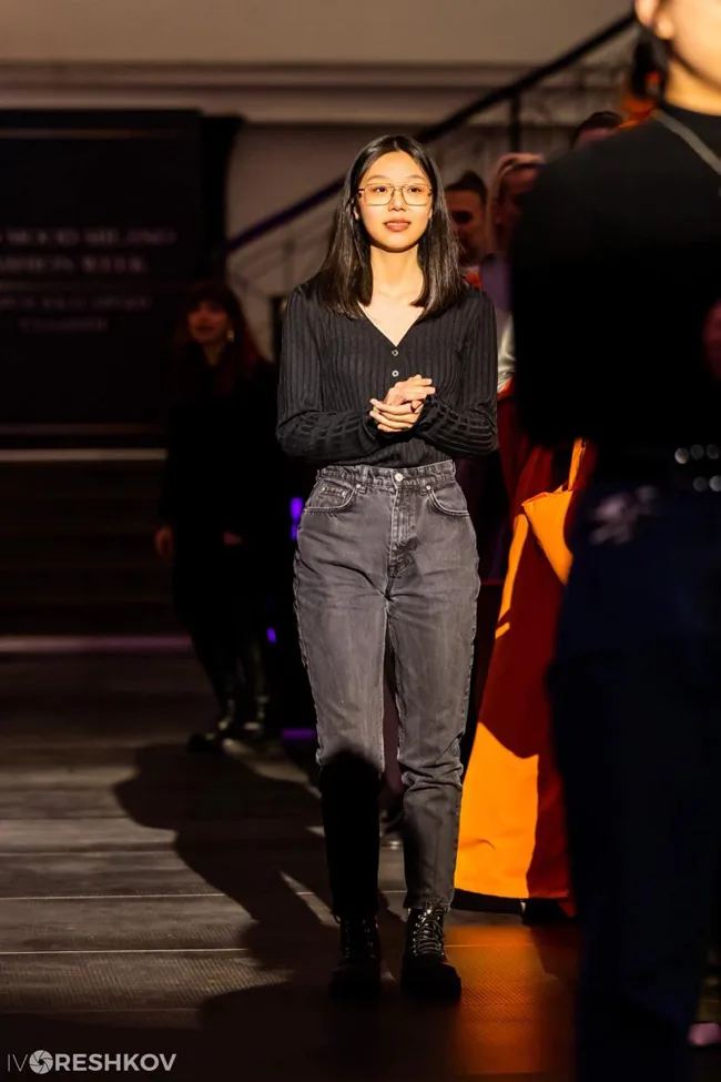 ДЖОУ МЕИЧИ: ИЗВЪН СТАНДАРТИТЕ ЗА КРАСОТА В ИМЕТО НА СВОБОДНАТА ЕСТЕТИКА